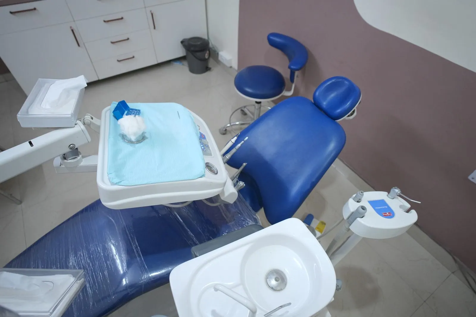 Dental chair and instrument tray in a treatment room at Your Dentist, Malviya Nagar, Jaipur